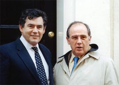 Rodrigo Rato (a la derecha) y el ministro británico del Tesoro, Gordon Brown, en una imagen de noviembre de 2003.