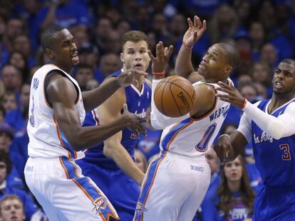 Ibaka, Griffin, Westbrook y Paul luchan por el bal&oacute;n.