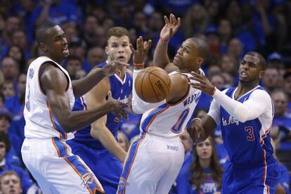 Ibaka, Griffin, Westbrook y Paul luchan por el bal&oacute;n.