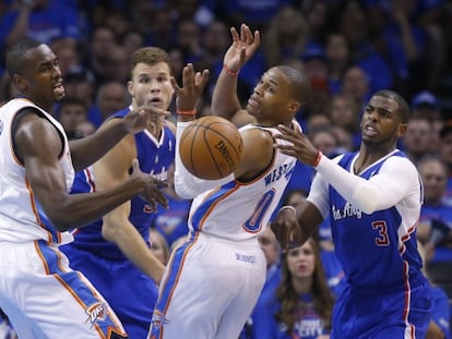 Ibaka, Griffin, Westbrook y Paul luchan por el balón.
