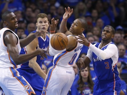 Ibaka, Griffin, Westbrook y Paul luchan por el bal&oacute;n.