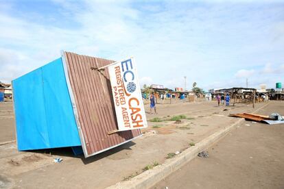 Varios residentes pasan junto a algunos puestos callejeros destruidos por los manifestantes en una estación de autobuses en Harare (Zimbabue). La huelga general en Zimbabue contra la subida del combustible, que este miércoles atraviesa la última de sus tres jornadas, y ya ha dejado, según los datos que contempla la organización, al menos 8 muertos y unos 200 detenidos. 