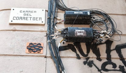 Cables en el exterior de un edificio de Barcelona