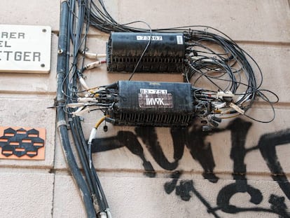 Cables en el exterior de un edificio de Barcelona