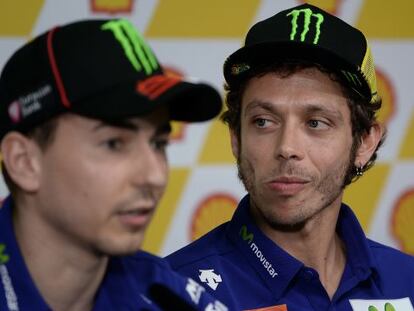 Lorenzo (esquerra) i Rossi, dijous a Sepang.