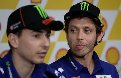 Lorenzo (esquerra) i Rossi, dijous a Sepang.