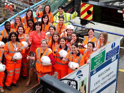 Un grupo de ingenieras celebran con la Ministra de Transporte brit&aacute;nica, Claire Perry, el D&iacute;a Nacional de la Mujer en la Ingenier&iacute;a.