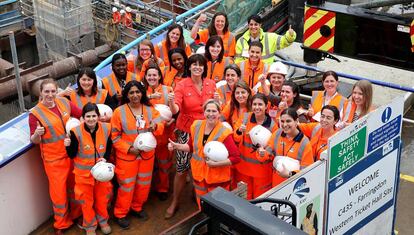 Un grupo de ingenieras celebran con la Ministra de Transporte brit&aacute;nica, Claire Perry, el D&iacute;a Nacional de la Mujer en la Ingenier&iacute;a.