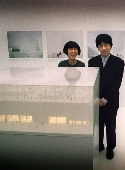 Los arquitectos Sejima y Nishizawa, en 2003 ante la maqueta del nuevo IVAM.