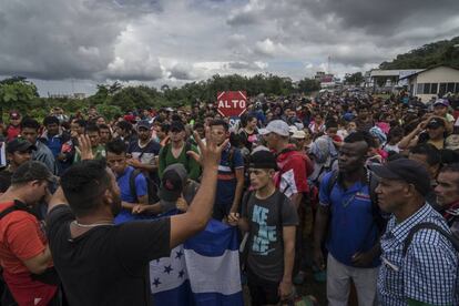 A caravana migrante, na fronteira de El Ceibo.