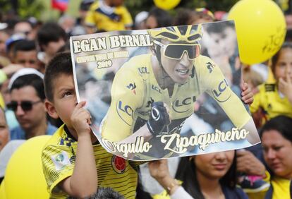 Aficionados celebran el triunfo de Egan Bernal. Los diarios deportivos españoles destacaron en sus portadas como "histórica" la victoria del ciclista colombiano, oriundo de Zipaquirá y del Team Ineos, en el Tour de Francia, primer título para Colombia y para latinoamérica en la ronda francesa.