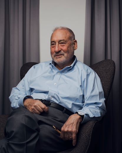 La Generalitat ha concedido el XXXV Premio Internacional Cataluña al economista estadounidense Joseph Stiglitz, premio Nobel de Economía en 2001. El galardón, dotado con 80.000 euros y una escultura de Antoni Tàpies, será entregado el 22 de junio.