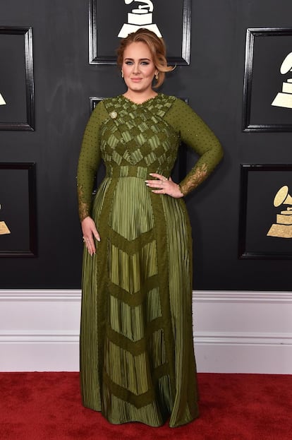 Adele, triunfadora absoluta de la noche, posó con este vestido verde de Givenchy Alta Costura.