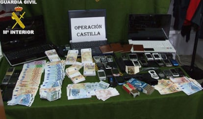 Material incautado a la banda: dinero falso, una pistola, cartuchos y material informático para falsificaciones.