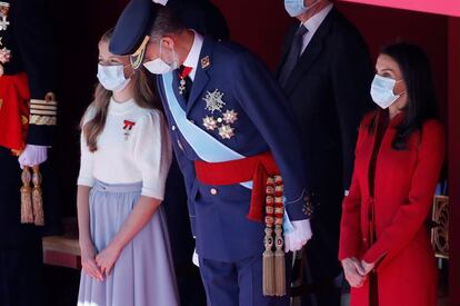 El rey Felipe conversa con la princesa Leonor.