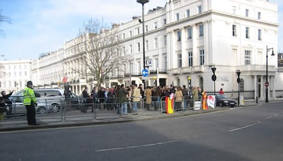 Apenas medio centenar de personas han secundado la convocatoria del PP frente a la Embajada española en Londres, entre ellos, Ana Aznar y Alejandro Agag.