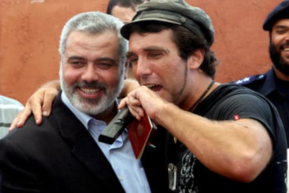 El primer ministro de Hamás, Ismail Haniya, entrega a Arrigoni un pasaporte palestino en 2008.