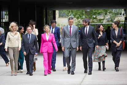 De izquierda a derecha, la presidenta de la Fundación Cotec, Cristina Garmendia, el ministro de Asuntos Exteriores, Unión Europea y Cooperación, José Manuel Albares, la vicepresidenta segunda y ministra de Trabajo y Economía Social, Yolanda Díaz, el presidente del Gobierno, Pedro Sánchez, el ministro de Cultura, Ernest Urtasun, y el ministro para la Transformación Digital y de la Función Pública, Óscar López (en segunda fila), a su llegada a la presentación del informe 'Los sectores culturales y creativos en España: análisis de su valor económico', hoy en el Museo del Traje de Madrid. 