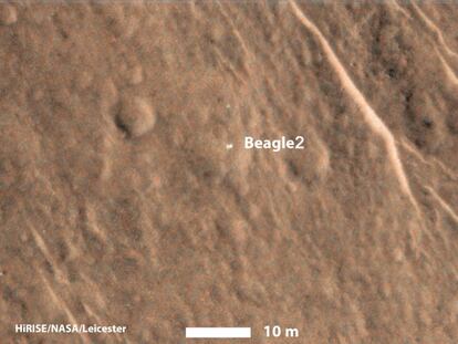 Imagen real (recortada) de la sonda sobre la superficie de Marte, creada a partir de la superposición de varias fotografías tomadas por la cámara HiRISE.