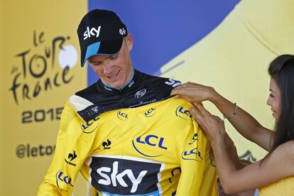 Froome recibe el maillot amarillo como de líder de la general.