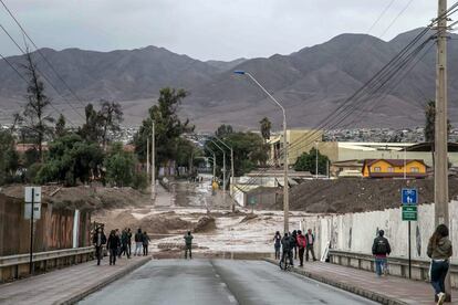 Vecinos observan el desborde del río Copiapó, este miércoles. El Gobierno chileno amplió hoy a Antofagasta la zona de excepción que decretó en Tierra Amarilla, Alto del Carmen y Copiapó, en la norteña región de Atacama azotadas por el temporal.