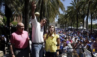 Xavier García Albiol, alcalde de Badalona, junto a Alicia Sánchez-Camacho y el ministro Jorge Fernández-Diaz en un acto de campaña.