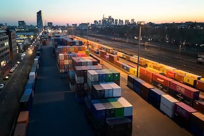 Contenedores en el puerto de Frankfurt (Alemania), este jueves.