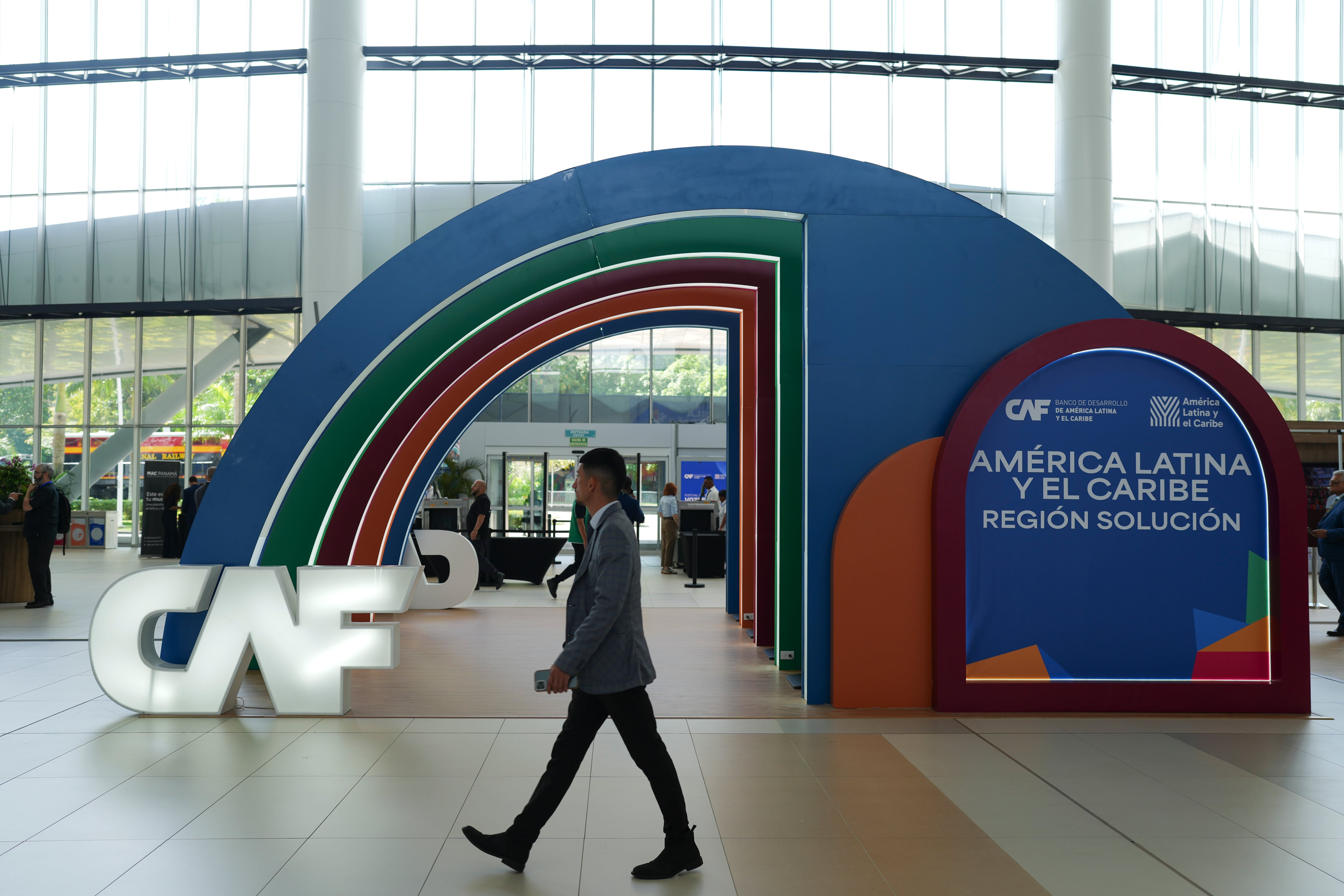 Entrada del centro de convenciones durante el Foro Económico Internacional, en Panamá, el 27 de enero.