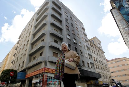 Conchita Mantilla frente al edificio de la calle Santa Clara 8 en Santander, el 24 de abril de 2024.