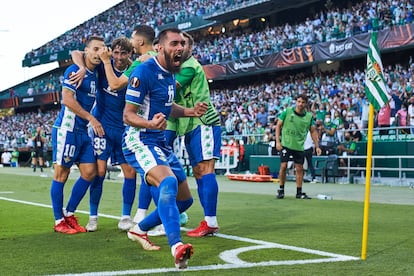 Los jugadores del Betis, con Borja Iglesias en primer término, celebran uno de sus goles al Celtic.