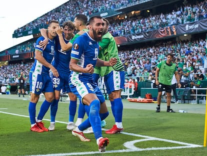 Los jugadores del Betis, con Borja Iglesias en primer término, celebran uno de sus goles al Celtic.