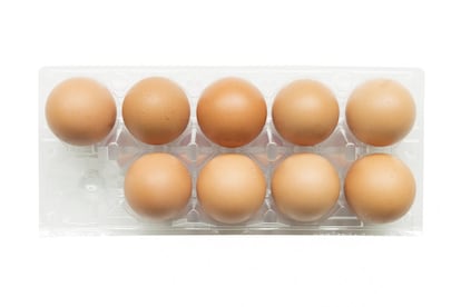 <p>Puede que en algún momento de su vida se haya visto tentado a comprar una huevera y cada vez que hace la compra saca los huevos del cartón para guardarlos en su lugar en la cocina. Sin embargo, recomiendan desde la <a href="https://www.fda.gov/" rel="nofollow" target="_blank">Food and Drug Administration</a> (FDA),<strong> lo mejor es dejar los huevos donde vienen desde el supermercado</strong>. Las cajas de cartón en las que se comercializan están diseñadas para protegerlos de diferentes bacterias, para que no se contaminen con otros alimentos e, incluso, si se resquebrajan un poco, que no entren en contacto ni se mezclen con otros, provocando una batalla campal de bacterias en su nevera.</p> <p>Aclara Julio García, portavoz de la Sociedad Española de Enfermedades Infecciosas y Microbiología Clínica (SEIMC), que es precisamente en las cáscaras de los huevos donde se encuentra la salmonella: "La bacteria se puede desarrollar en granjas mal cuidadas. Por lo que, aunque exista la Agencia Española de Consumo, Seguridad Alimentaria y Nutrición (AECOSAN), hay que estar siempre alerta, y seguir unas condiciones en cuanto a las fechas de caducidad, higiene y manipulación de alimentos".</p>