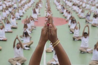 Escolares practican yoga en Bangalore (India).