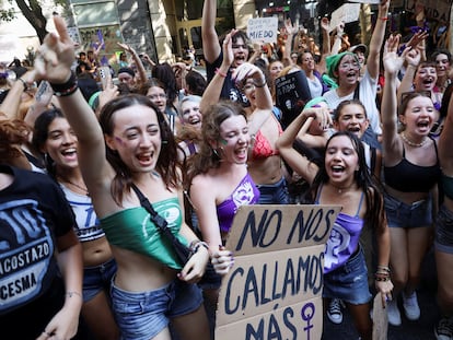 Un grupo de manifestantes feministas en la movilización del 8-M este miércoles en Buenos Aires.