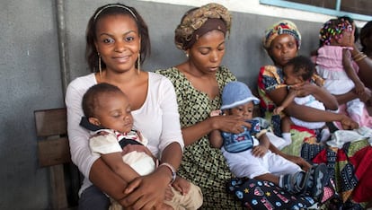 En el Hospital Libikis de Kinshasa (DRC), madres con niños menores de cinco años reciben mosquiteras e información para prevenir la malaria.