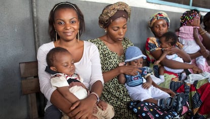 En el Hospital Libikis de Kinshasa (DRC), madres con ni&ntilde;os menores de cinco a&ntilde;os reciben mosquiteras e informaci&oacute;n para prevenir la malaria.