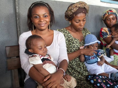 En el Hospital Libikis de Kinshasa (DRC), madres con ni&ntilde;os menores de cinco a&ntilde;os reciben mosquiteras e informaci&oacute;n para prevenir la malaria.