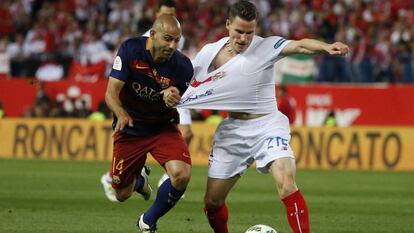 Mascherano (esq.) foi expulso no primeiro tempo.