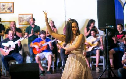 Una alumna, en plena sesión de baile dentro del Curso de Flamenco de Sanlúcar.