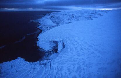 La costa continental emergeix sota el gel perillosament. Cada any s'albiren millor els límits de la terra.