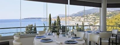 Mirazur (Menton, Francia). El chef italoargentino Mauro Colagreco se formó en Buenos Aires y en 2006 abrió su local en la Costa Azul francesa. Los ventanales de este edificio de los años 30 dan al mar. El limón de esa zona es el producto emblema de su cocina, que cuenta con 2* Michelin.