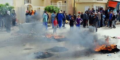 Manifestantes tunecinos queman neum&aacute;ticos este martes en Kasserine. 