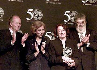 Rosa Regàs recoge el premio acompañada de los Reyes y José Manuel Lara Bosch.