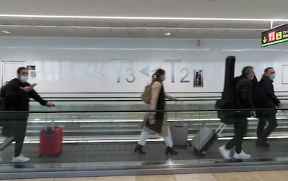 Pasajeros en el Aeropuerto de Barajas.