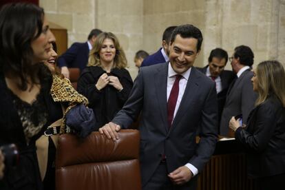 Juan Manuel Moreno, el próximo presidente de la Junta de Andalucía, llega a su escaño antes del pleno de investidura.