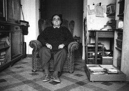 El escritor Rafael S&aacute;nchez Ferlosio, en su casa en noviembre de 1986.