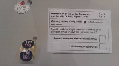 Papeleta de votación del Brexit junto a propaganda a favor y en contra de la salida de Reino Unido.