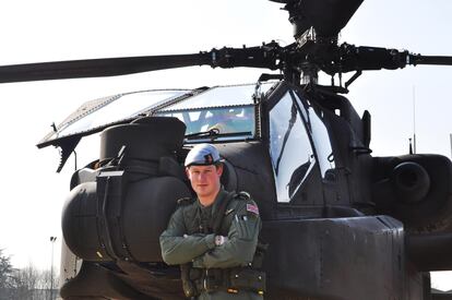El príncipe Enrique frente a un helicóptero Apache unos días después de convertirse en capitán, el 21 de marzo de 2011 en Middle Wallop, Inglaterra.