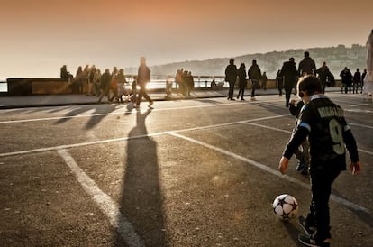 Niños jugando al fútbol en Nápoles.