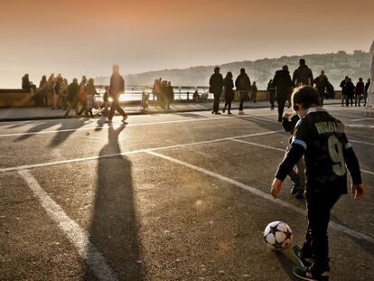Niños jugando al fútbol en Nápoles.